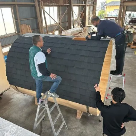 職人3名でシングルを施工中