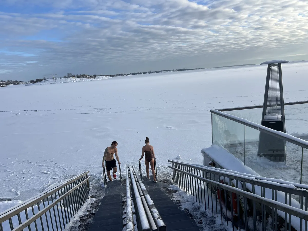凍った海へ続く階段を下りるアヴァント(氷水浴)