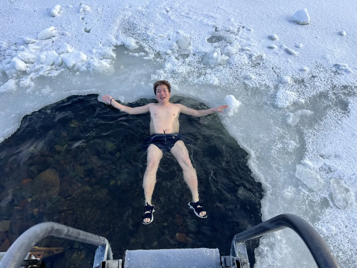 氷を割った海に浮かんで笑顔、アヴァント体験