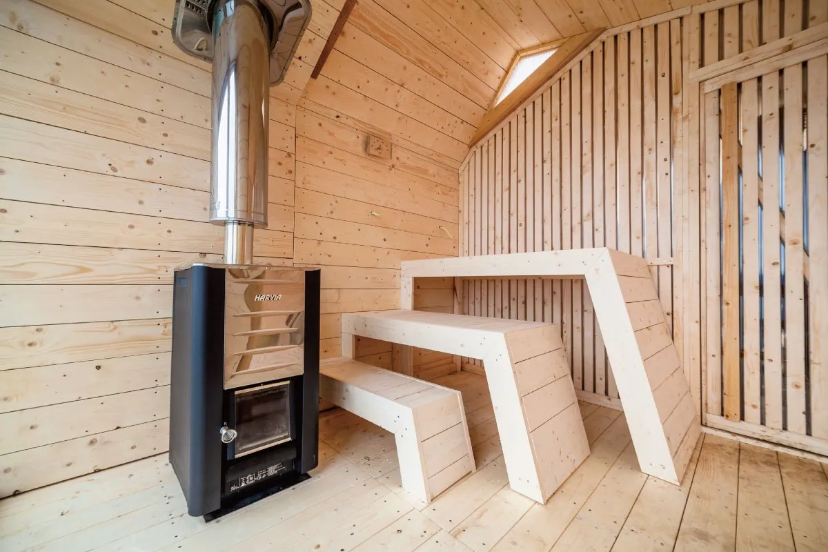 サウナ小屋の室内