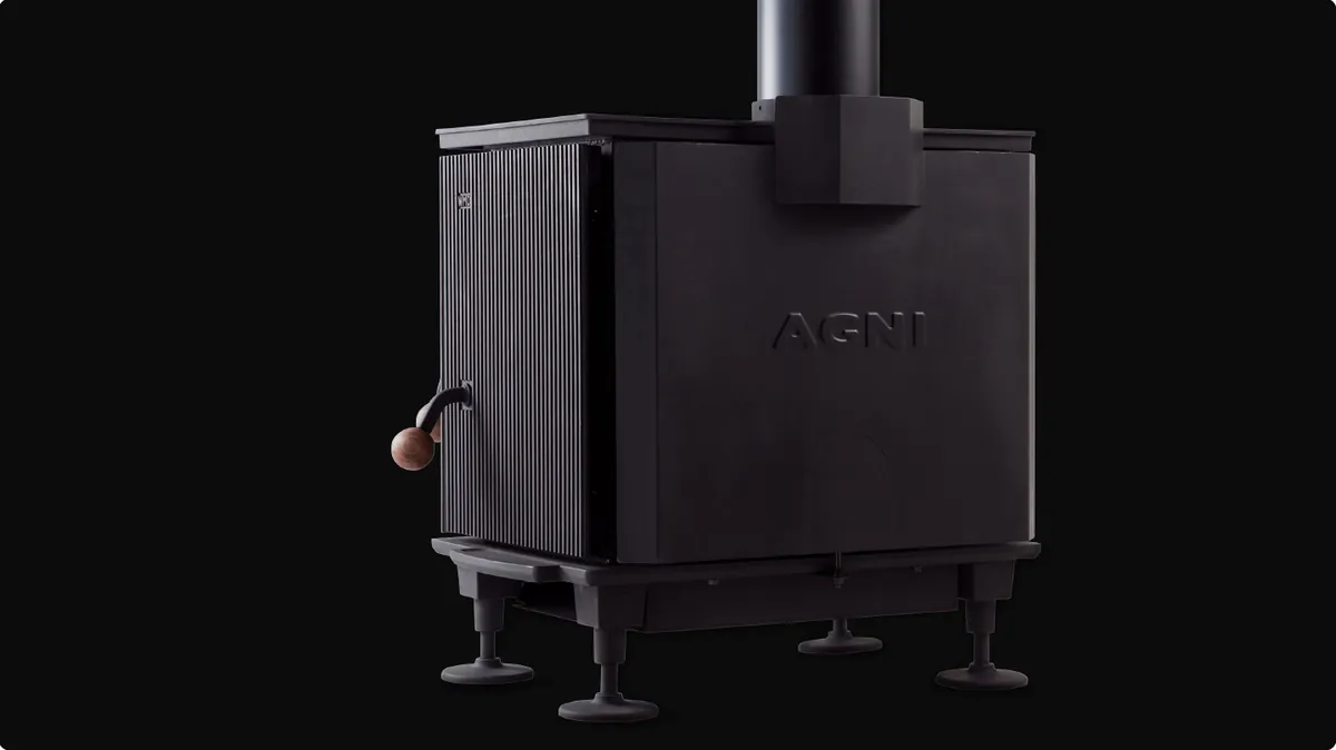 AGNI-CC 薪ストーブの背面と側面。AGNI と鋳込まれたダクタイル鋳鉄の本体