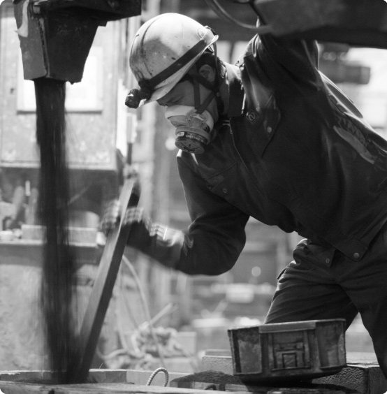 岐阜・岡本の職人が、鋳物を削り仕上げる（写真：AGNI）