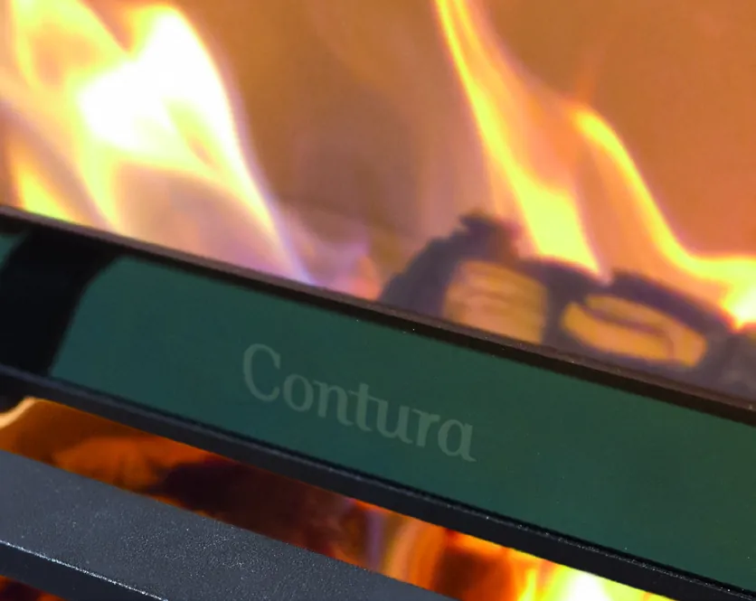 炉の中で燃える薪と、Contura の名が入った前の部品