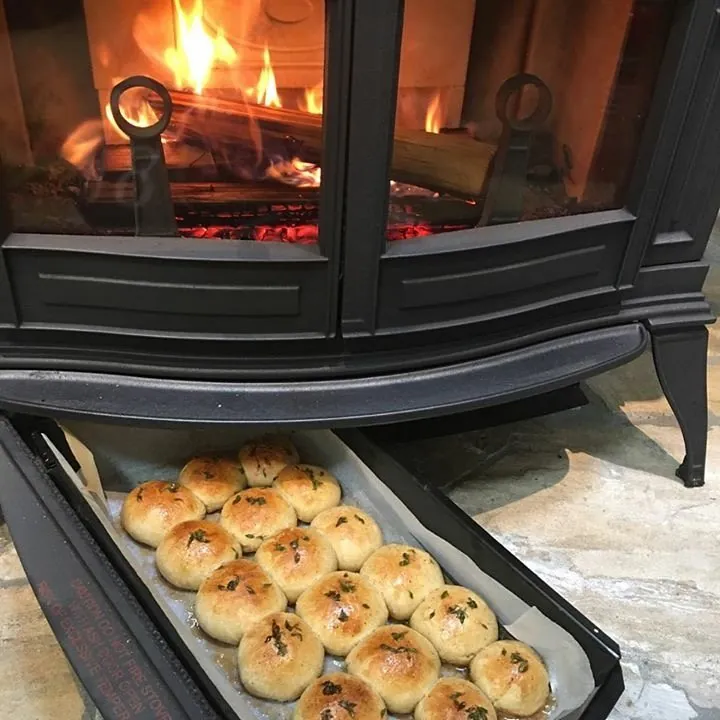 薪ストーブの天板で焼きあがるパン