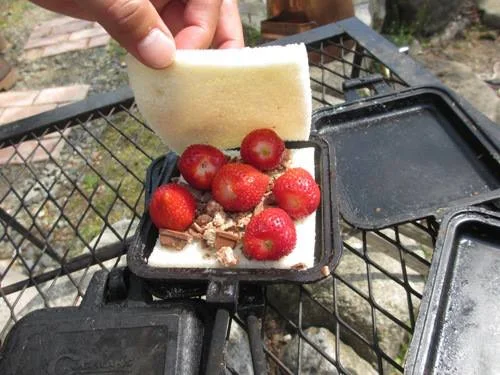 ホットサンドメーカーで焼く、いちごとチョコの甘いおやつ