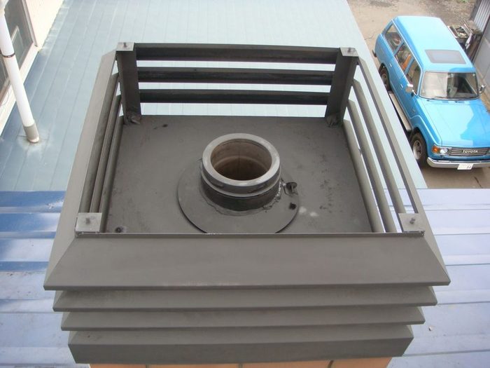 新品の煙突トップ。角型の化粧ケースと支持金具、内部に断熱二重管の口が見える