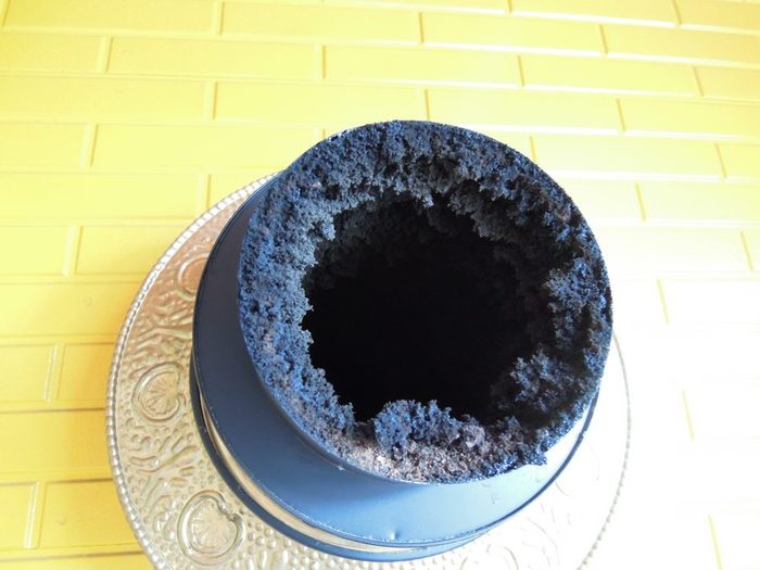 取り外した煙突トップの端部。縁全体に黒いタールの塊がびっしり付着し、穴がほぼ塞がりかけている
