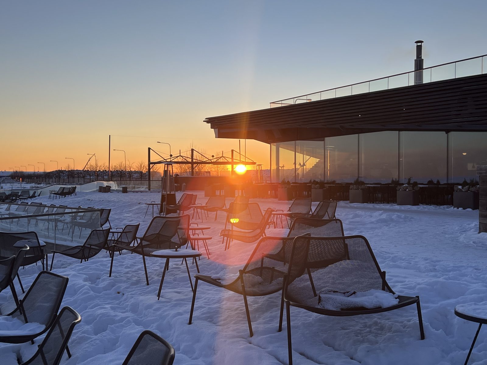 雪の上に椅子が並ぶ夕暮れの外気浴スペース