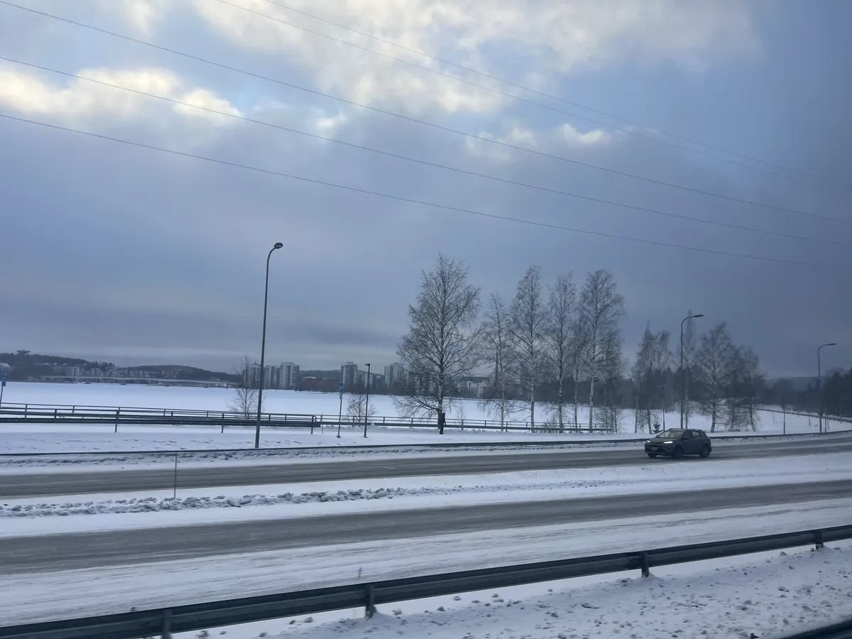 雪に覆われたユヴァスキュラ郊外の道路と、路肩に積まれた雪