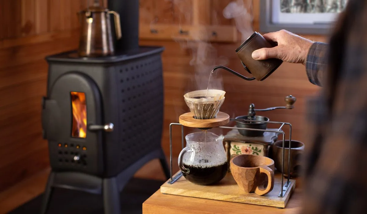 薪ストーブの天板でコーヒーを淹れる