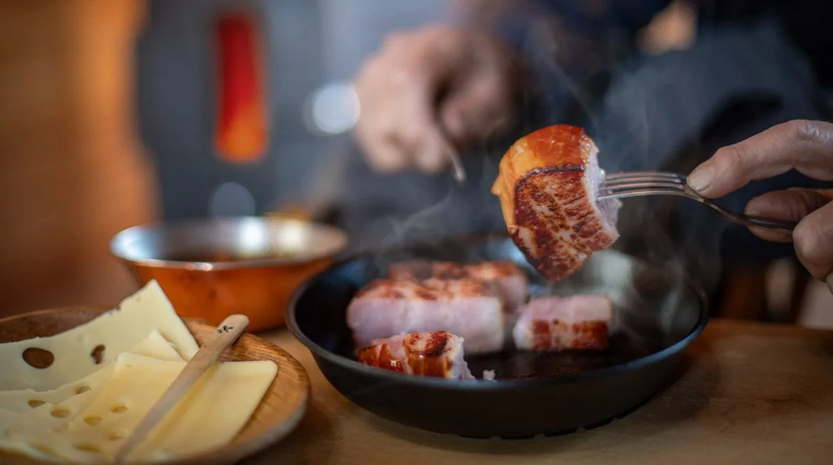 薪ストーブの天板で肉を焼く