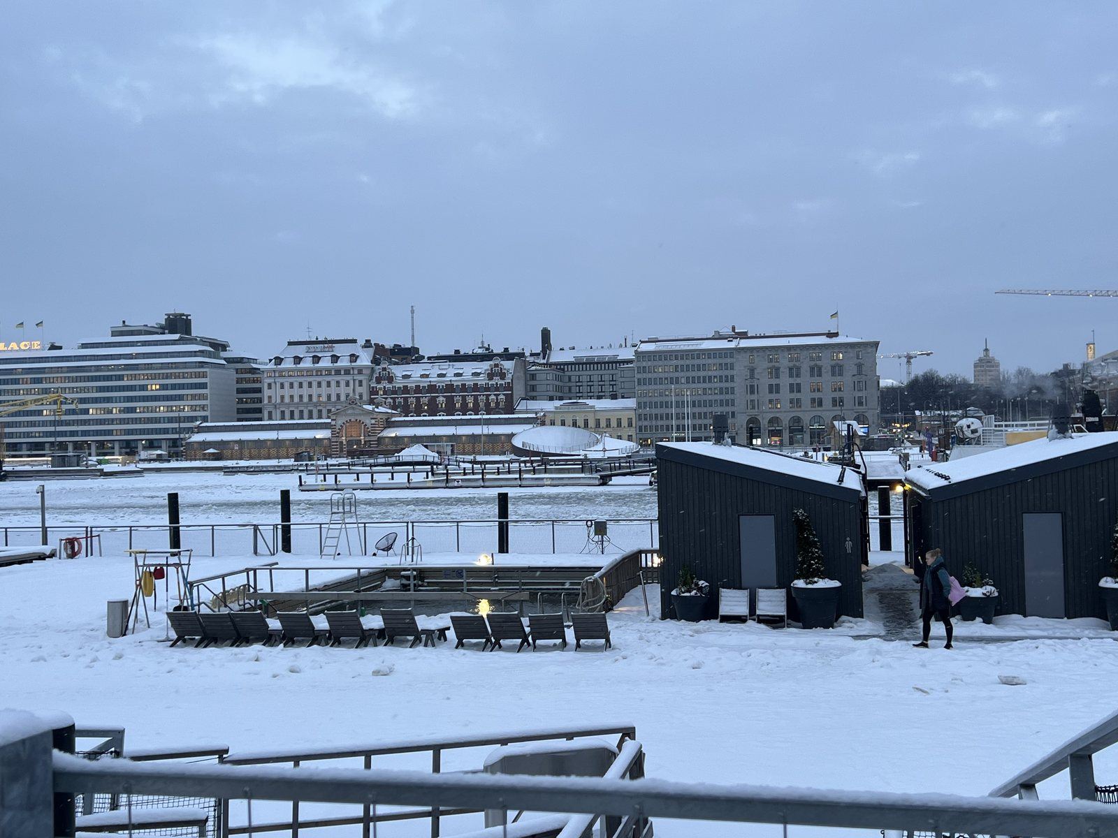 雪の積もった海辺に並ぶ、ヘルシンキの公衆サウナ