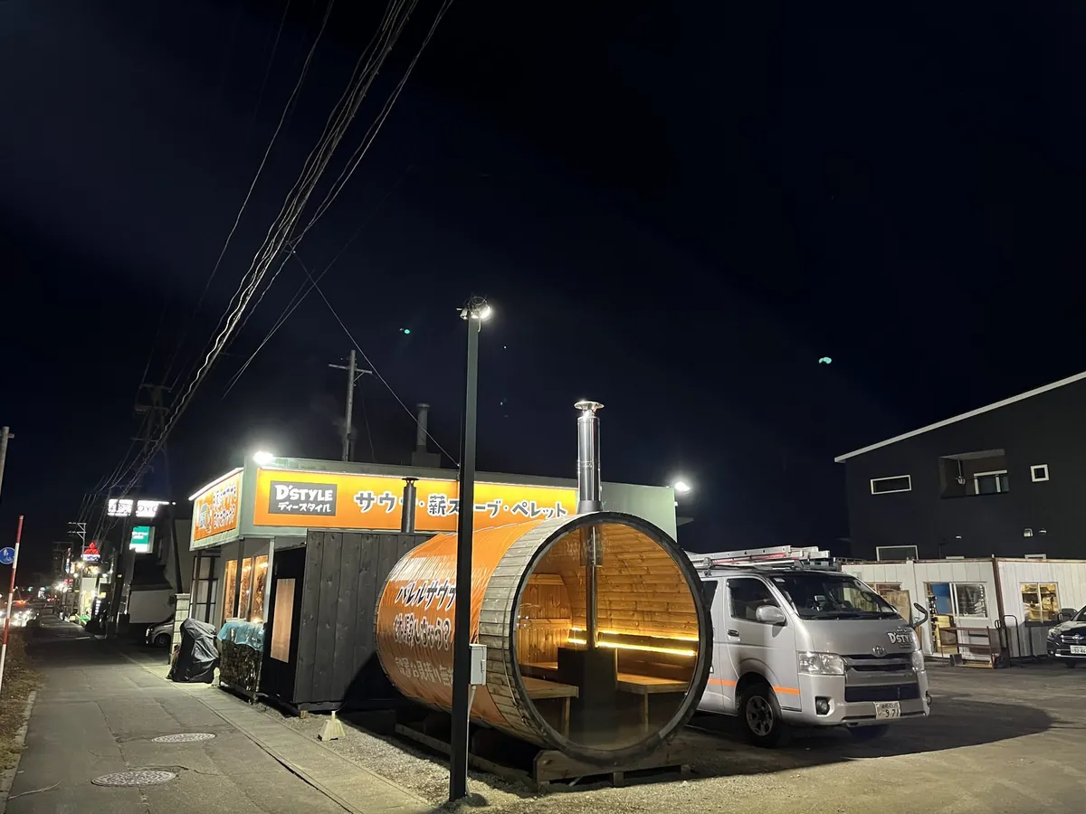 夜のD'STYLEショールーム。国道4号線沿い、盛岡市厨川