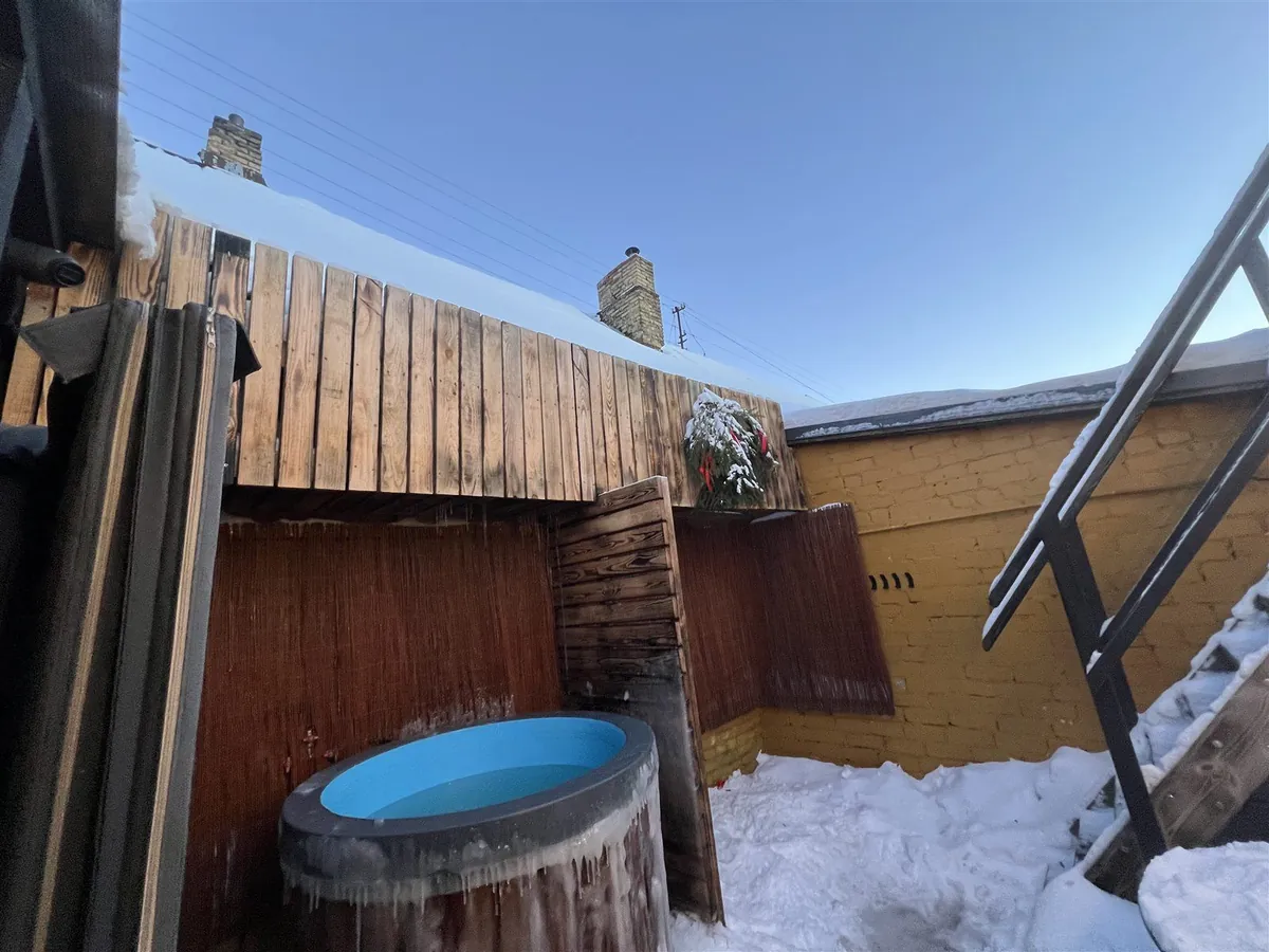 雪の中庭に据えられた屋外の水風呂