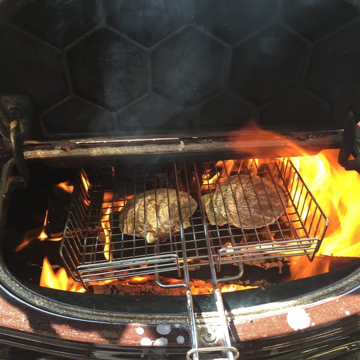 薪ストーブの炉内でハンバーグを直火焼き