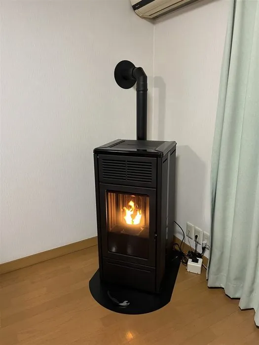 白壁の部屋に設置されたペレットストーブ