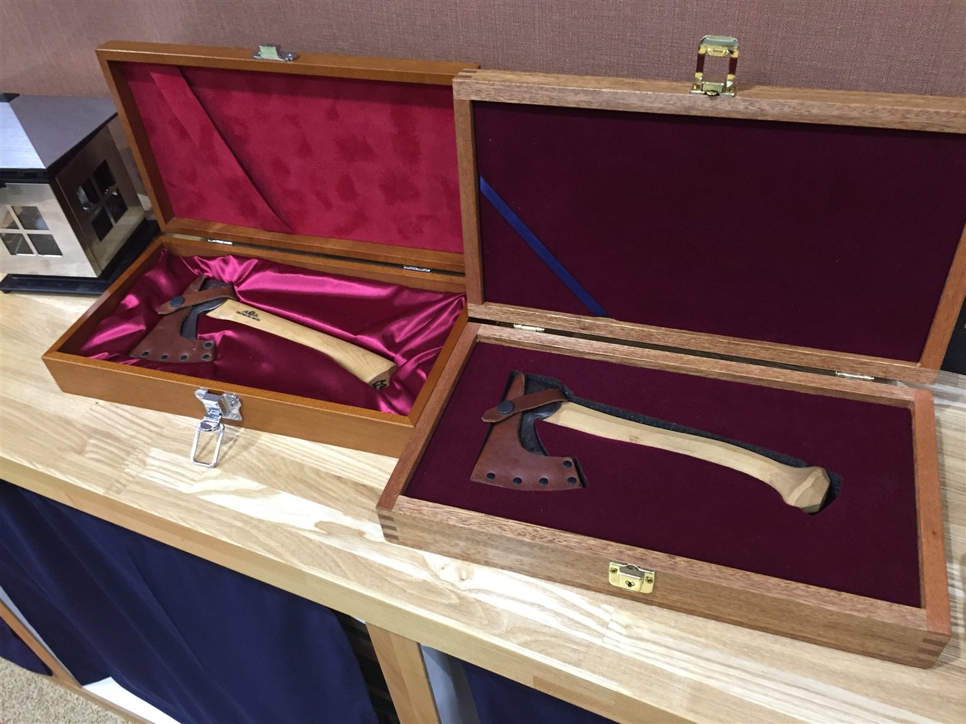 D'STYLEショールームに展示された、木箱入りのグレンスフォシュの斧