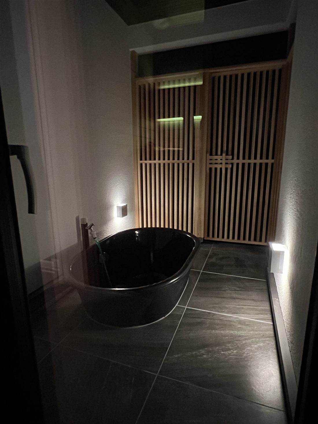 サウナに隣り合わせて設けた水風呂のある空間