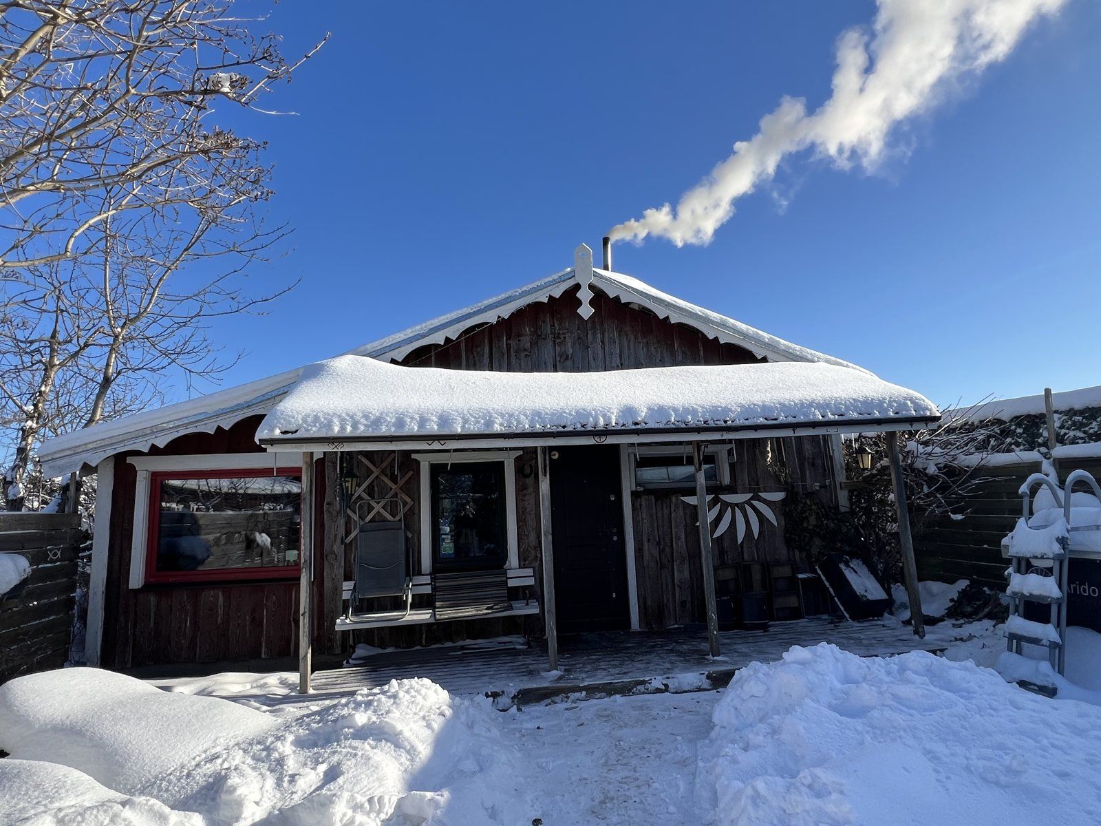 雪をかぶった伝統的な木造サウナ小屋