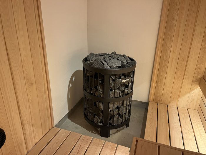 石を積んだハルビアの籠型サウナヒーター