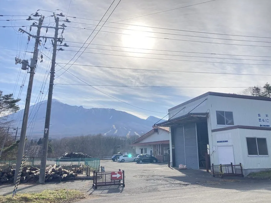 岩手山を望む八幡平の薪販売店（D'STYLEの薪土場）