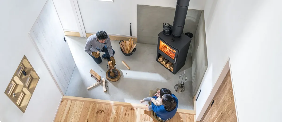 HETA アンビション — 土間を見下ろしたところ。手前で薪を割る(写真:ファイヤーサイド)