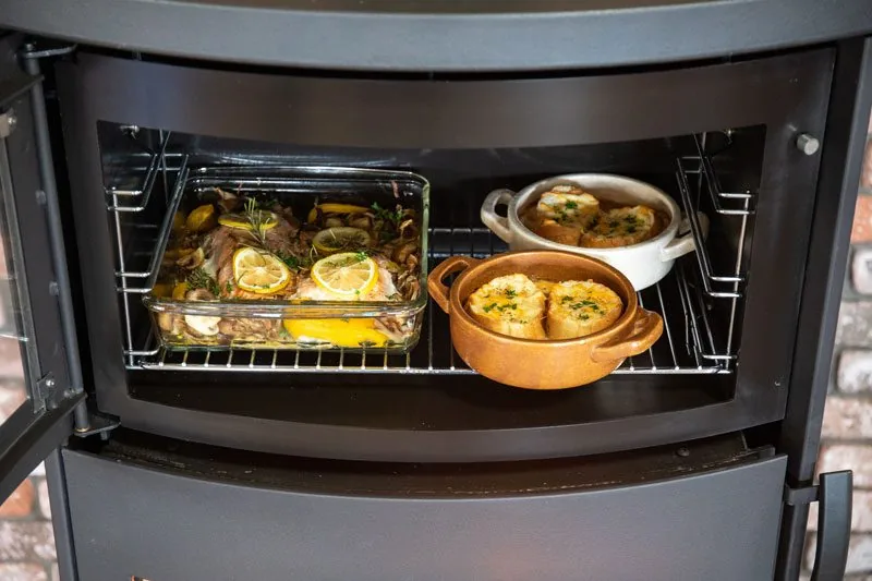 HETA エクリプスのオーブンに、魚のオーブン焼きとグラタンを3品並べたところ(写真:ファイヤーサイド)