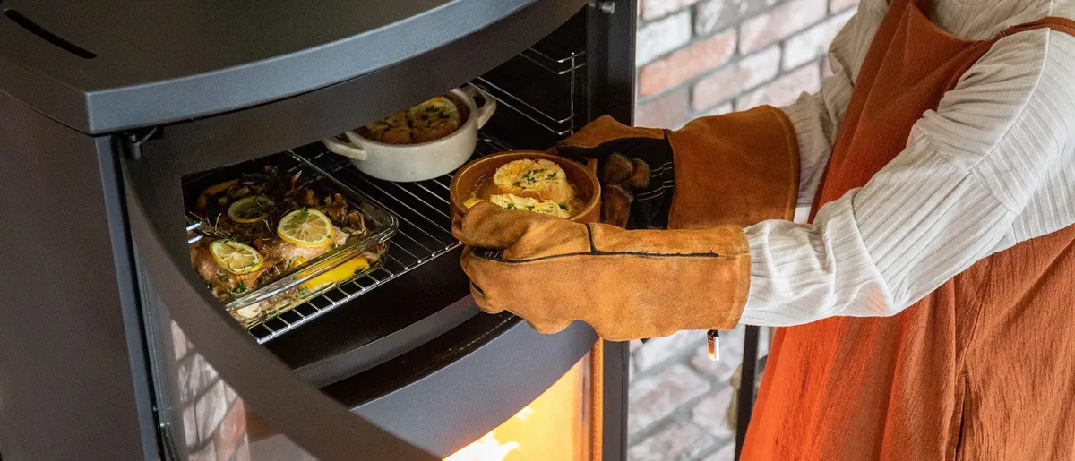 HETA エクリプス — オーブンから料理を取り出すところ(写真:HETA/ファイヤーサイド)