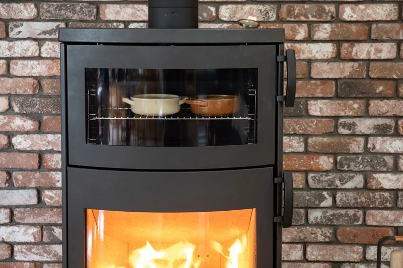 HETA エクリプスのオーブンに鍋を2つ入れたところ(写真:ファイヤーサイド)