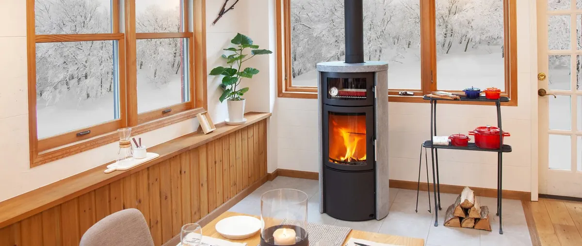 HETA — 雪景色の窓辺で燃えるヒタ ノルン（写真：ファイヤーサイド）