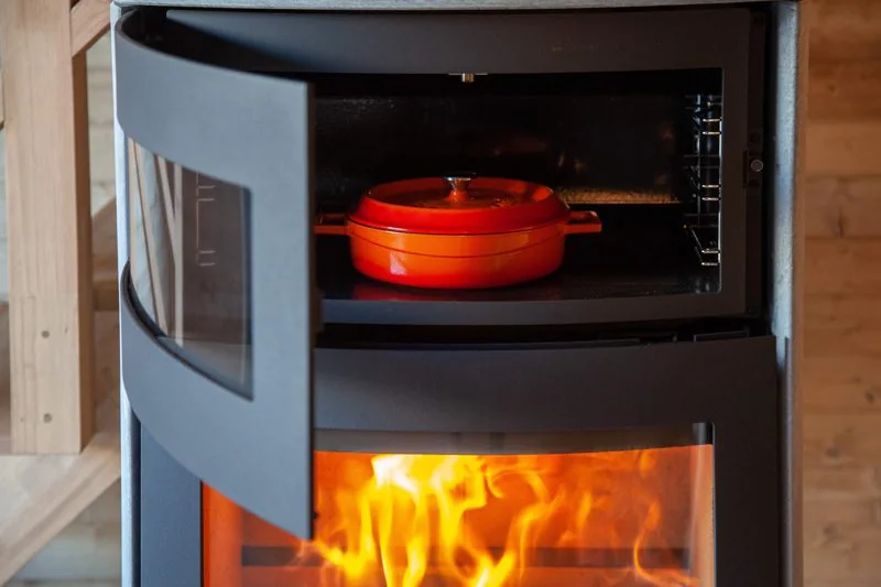 HETA ロギの48ℓオーブンに入れた鋳物鍋（写真：ファイヤーサイド）