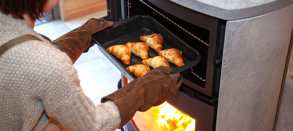 HETA ロギのオーブンでクロワッサンを焼く（写真：HETA）