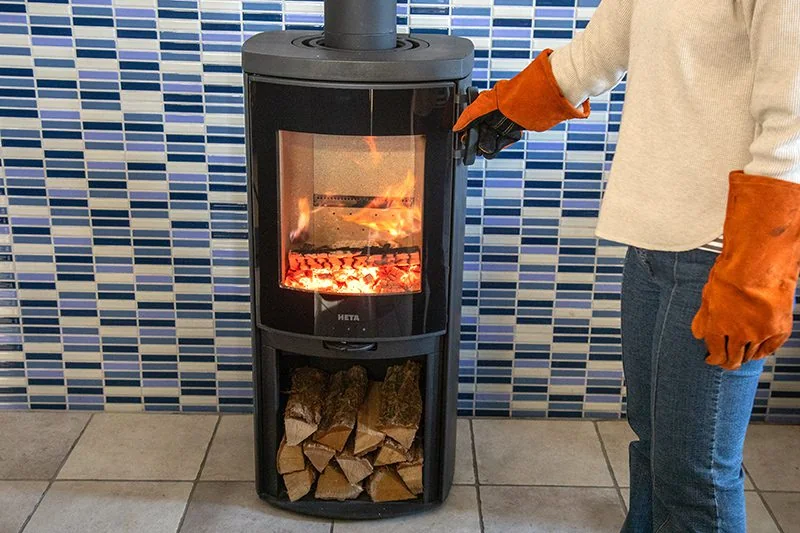 HETA モデルナ — 取っ手の位置を、上下から選べる(写真:ファイヤーサイド)