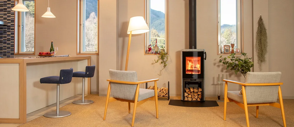 HETA モデルナ — 大きな窓のある居間に据えたところ(写真:ファイヤーサイド)