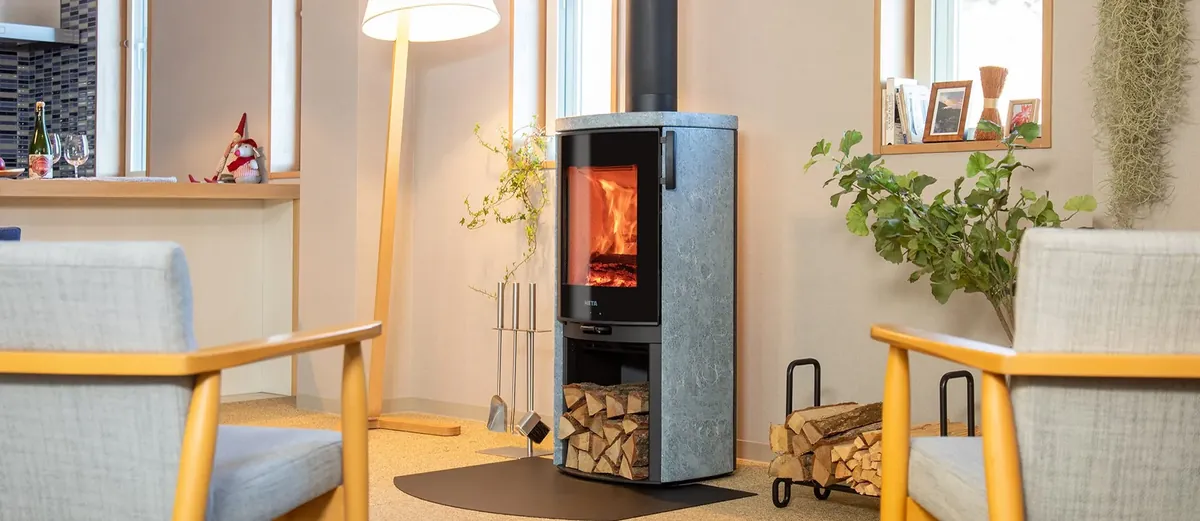 HETA モデルナ — 椅子の背越しに見るソープストーン仕様(写真:ファイヤーサイド)