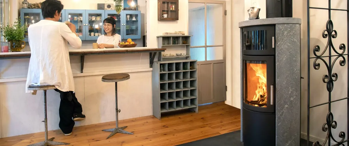 HETA ノルン — カフェのようなカウンターのある部屋、ソープストーン+オーブン仕様(写真:ファイヤーサイド)