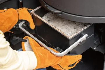HETA スクルド — 灰受けは、ハンドルで密閉(写真:ファイヤーサイド)
