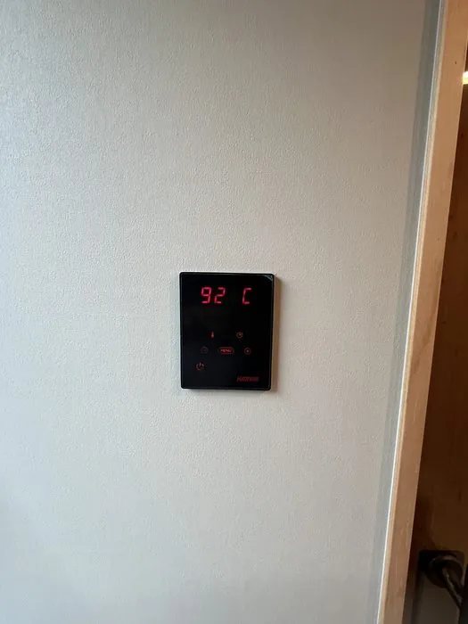 サウナ室のコントロールパネルに92℃と表示されている