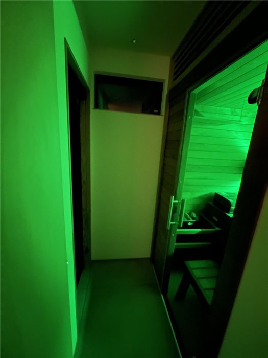 当社施工：グリーンのLEDが灯る自宅サウナ
