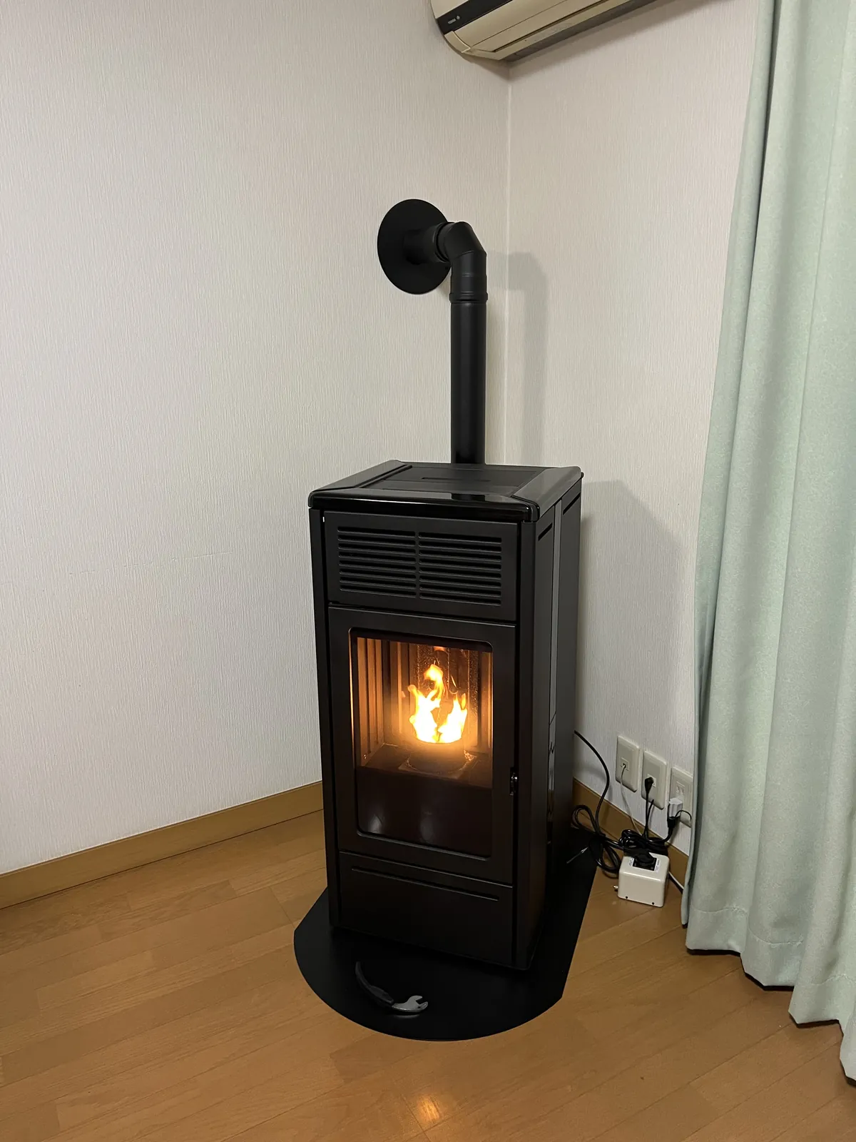 盛岡市の住宅の角に設置したエディルカミン NARA PLUS。火が入っている