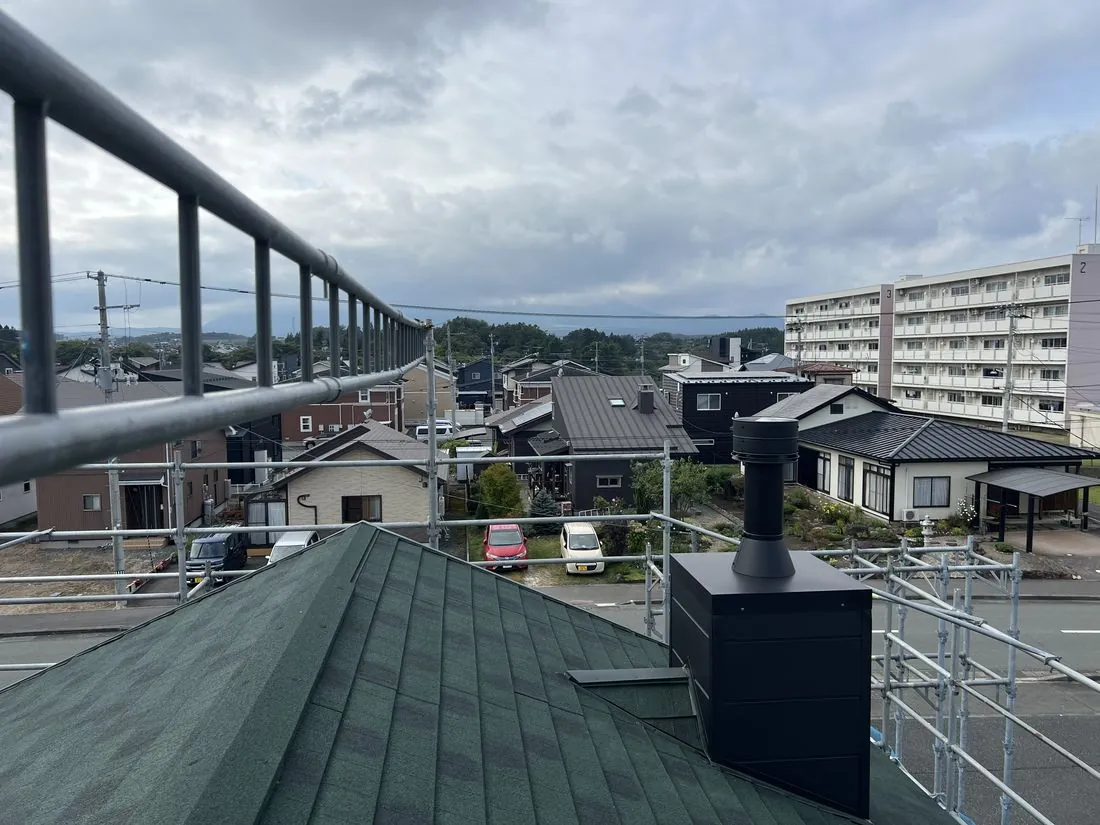 屋根の上に立ち上げた角トップと煙突(岩手県盛岡市)