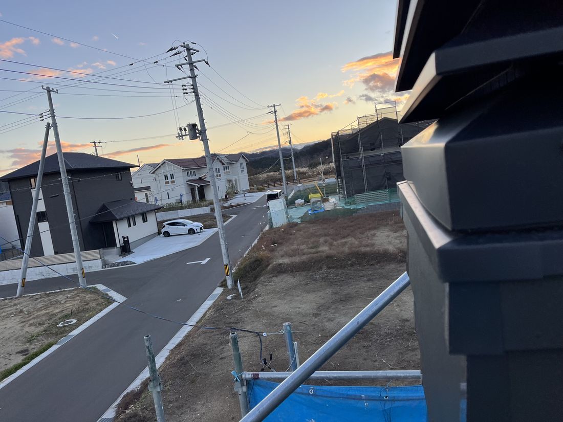 夕景に立つ煙突