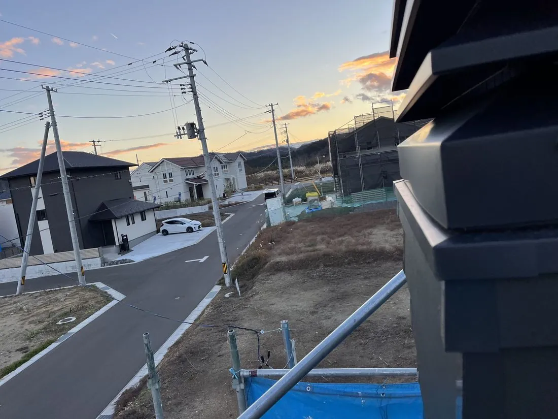 宮城県名取市に設置したドブレ 640WD の薪ストーブと、窓の外に広がる街並み
