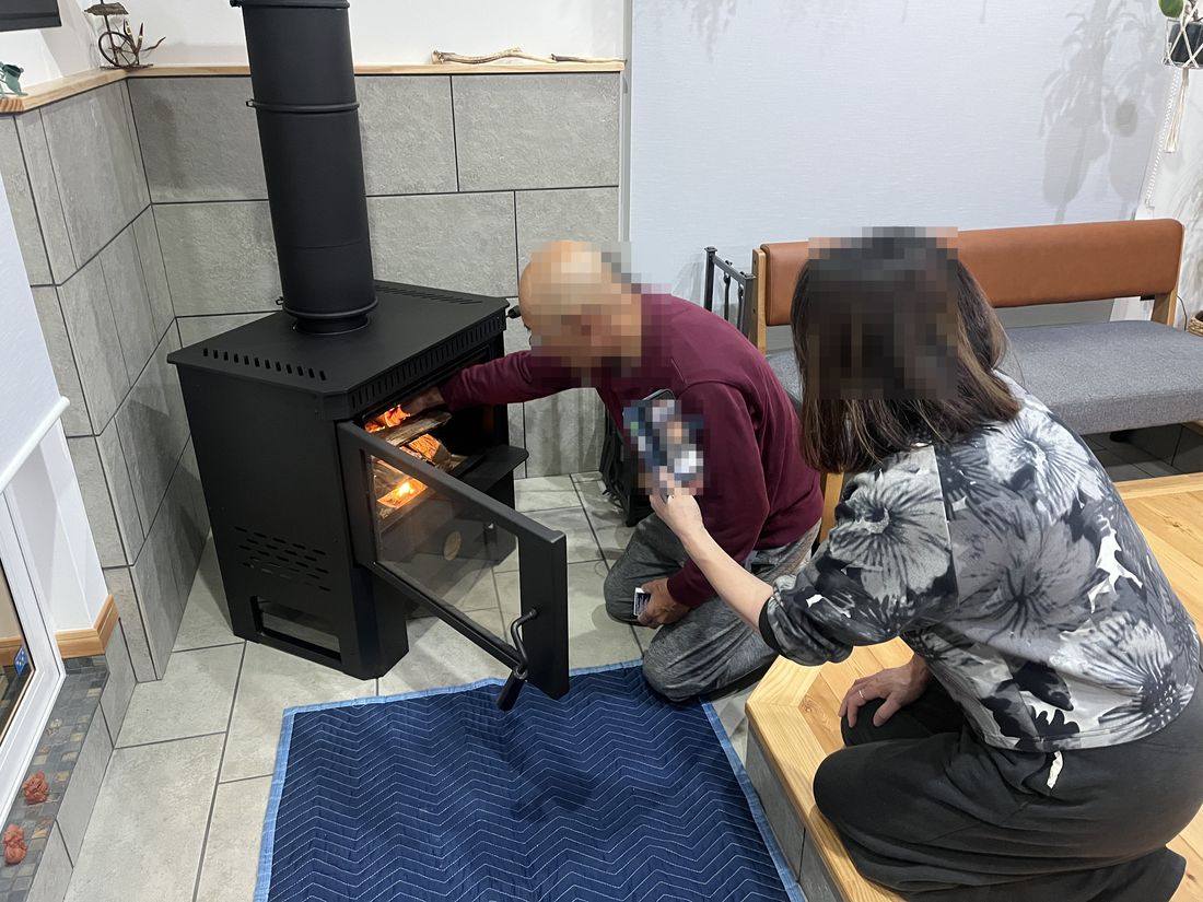 念願のストーブに、はじめての火を入れるご家族