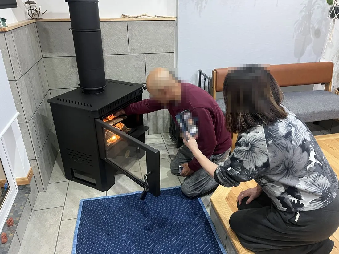 念願のストーブに、はじめての火を入れるご家族