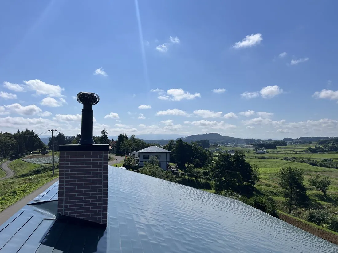 屋根上の角トップと、八幡平の青空(岩手県八幡平市)
