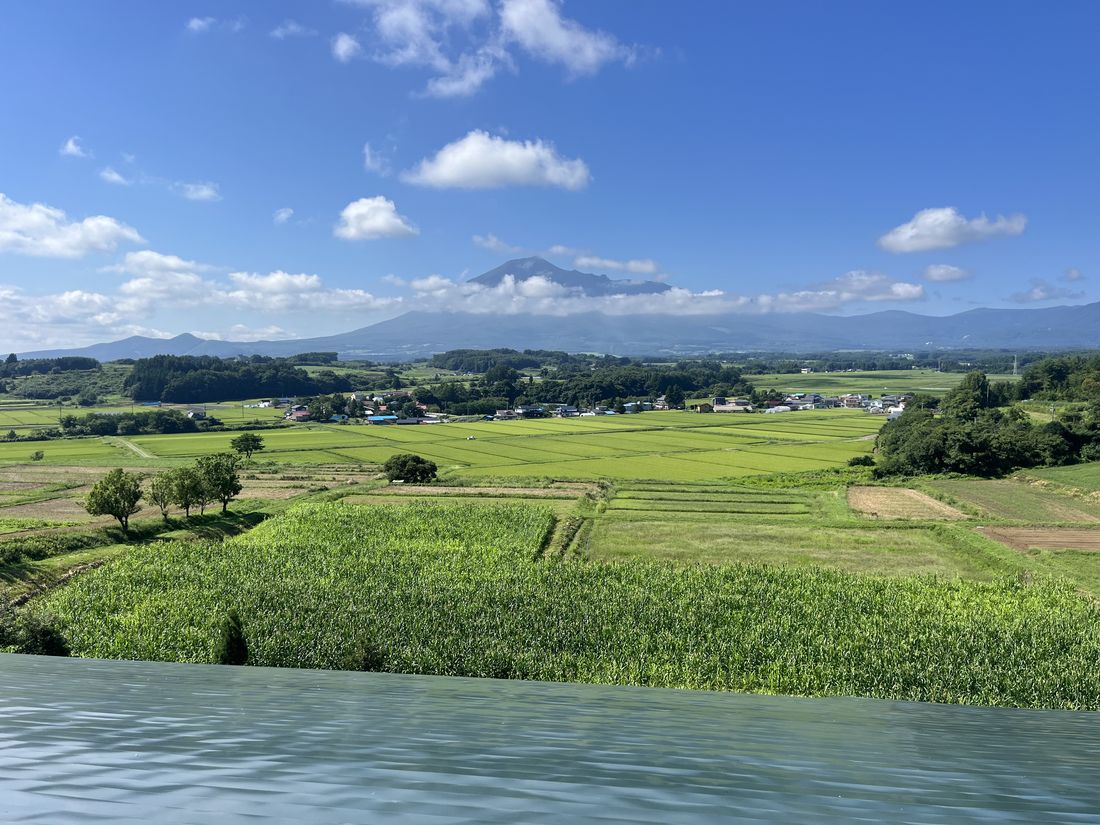 晴れわたる八幡平の田園風景