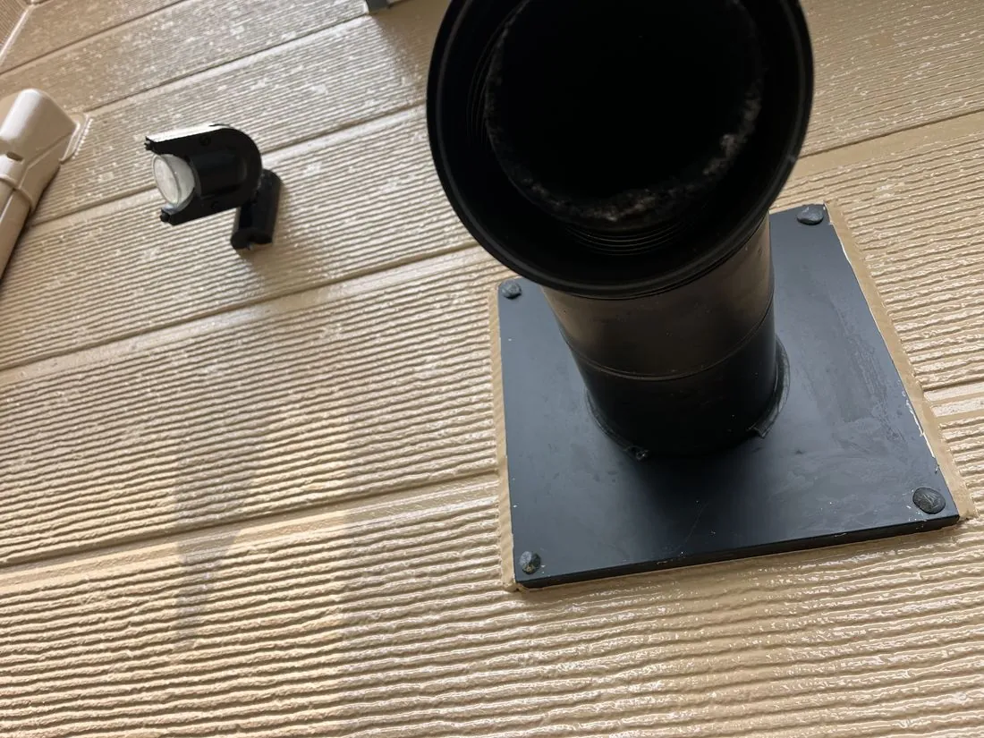 壁を貫く排気の取り合い（岩手県盛岡市）