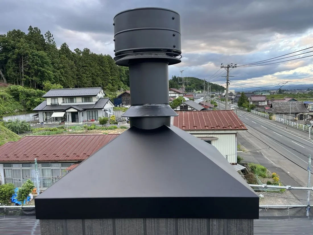 屋根上に設置した特注チムニーカバー（岩手県奥州市水沢）