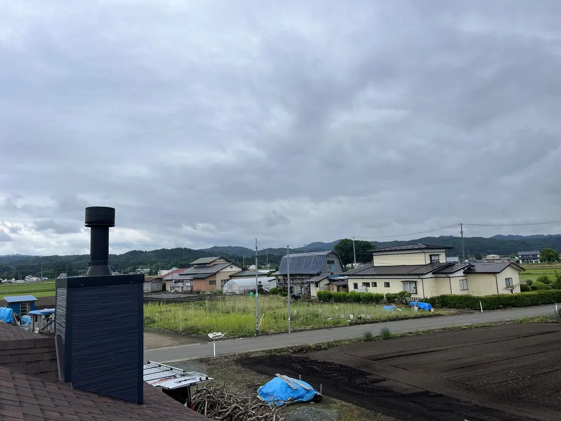 屋根から望むロケーション